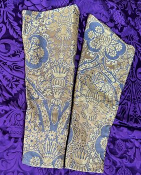 Posh medieval sleeves