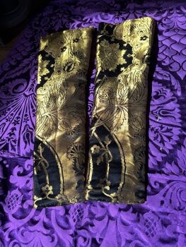 Posh medieval sleeves