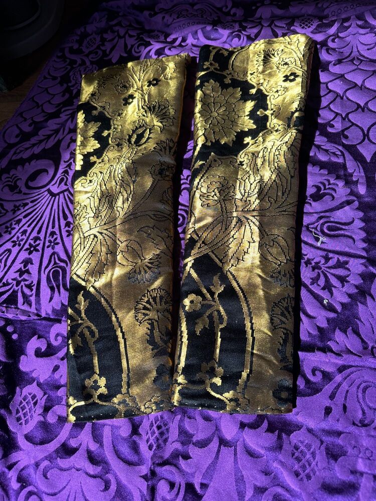 Posh medieval sleeves