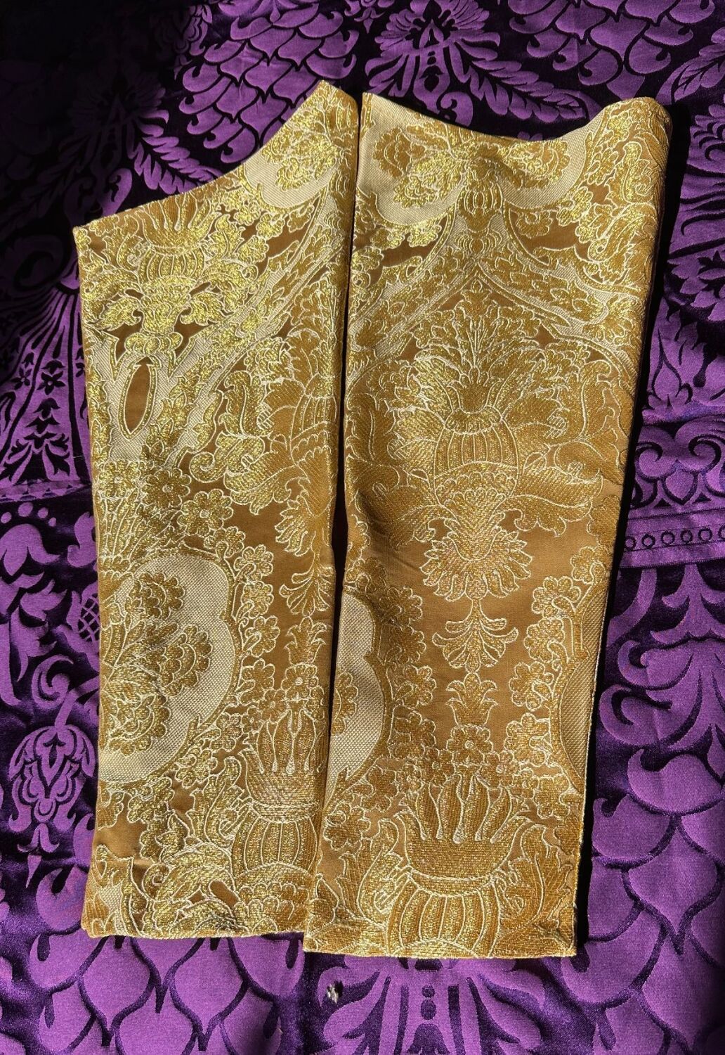 Posh medieval sleeves