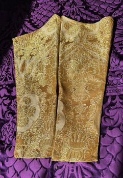 Posh medieval sleeves