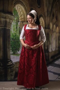Tudor/Elizabethan kirtle in silk