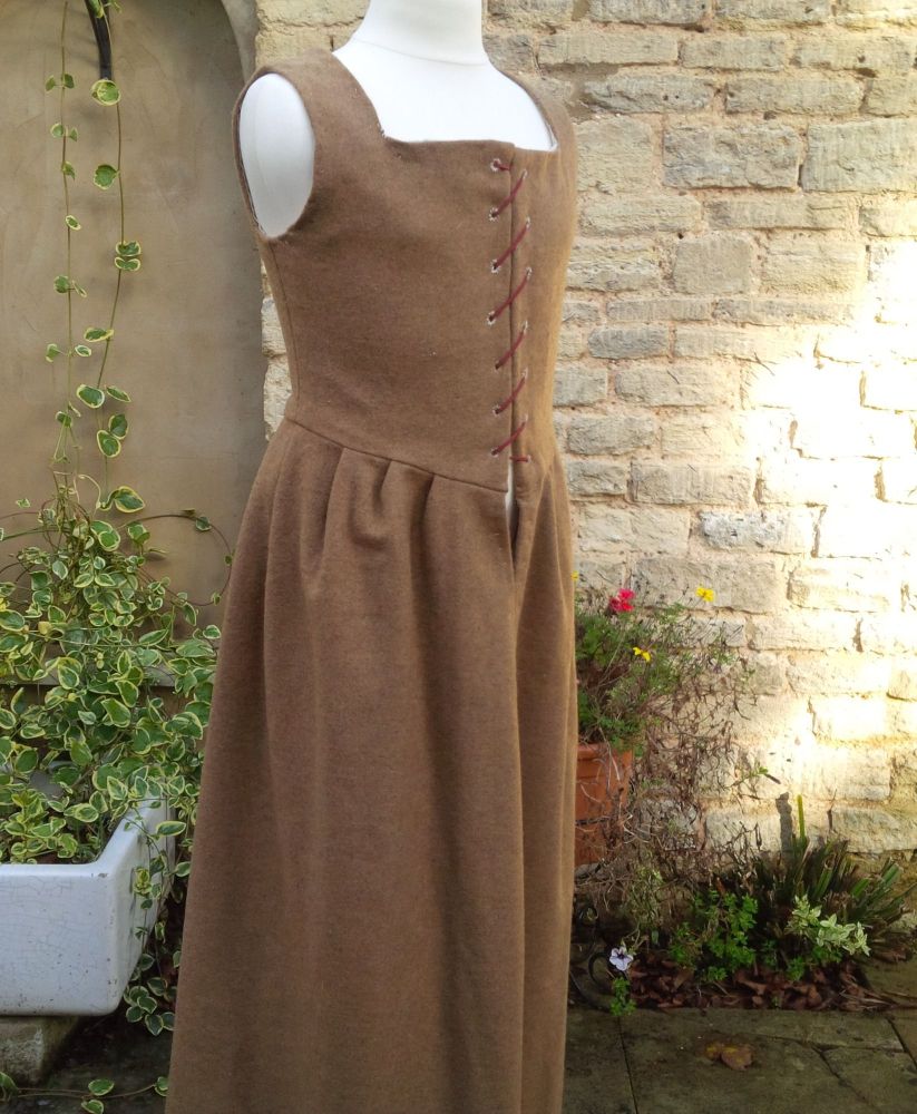 Tudor kirtle for a young lady