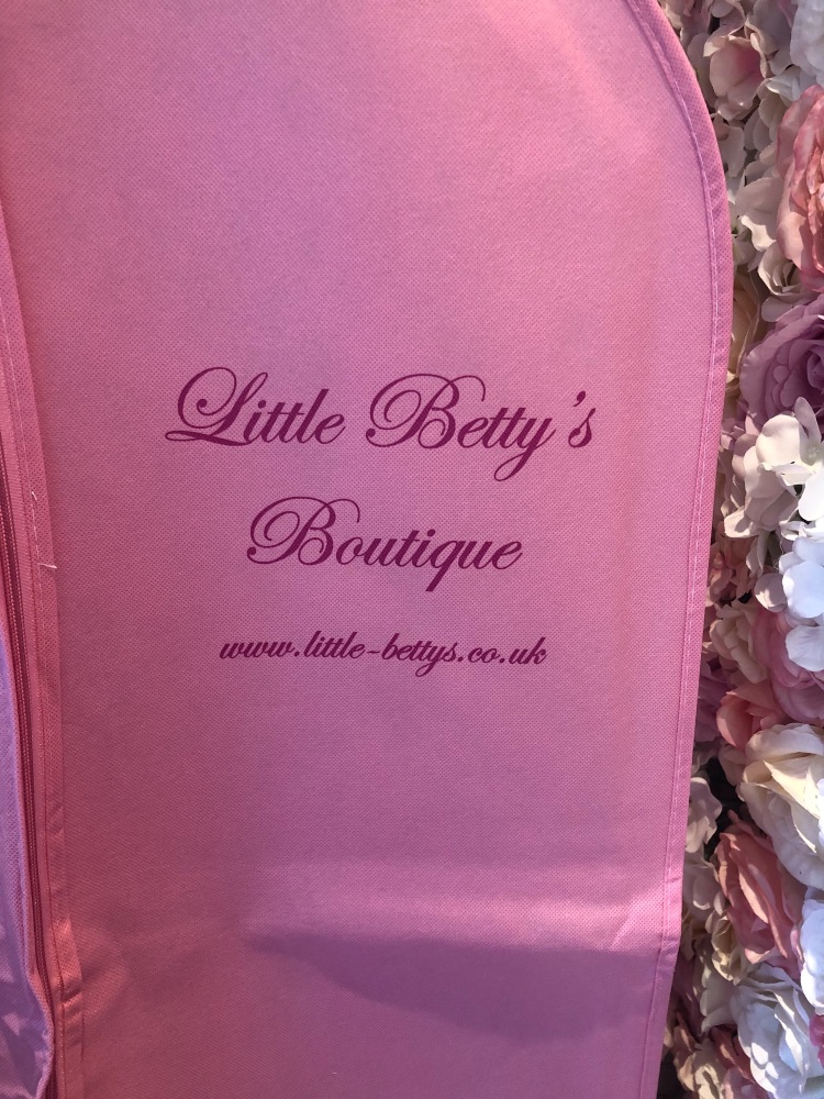 Little Betty’s Dress Bag . 