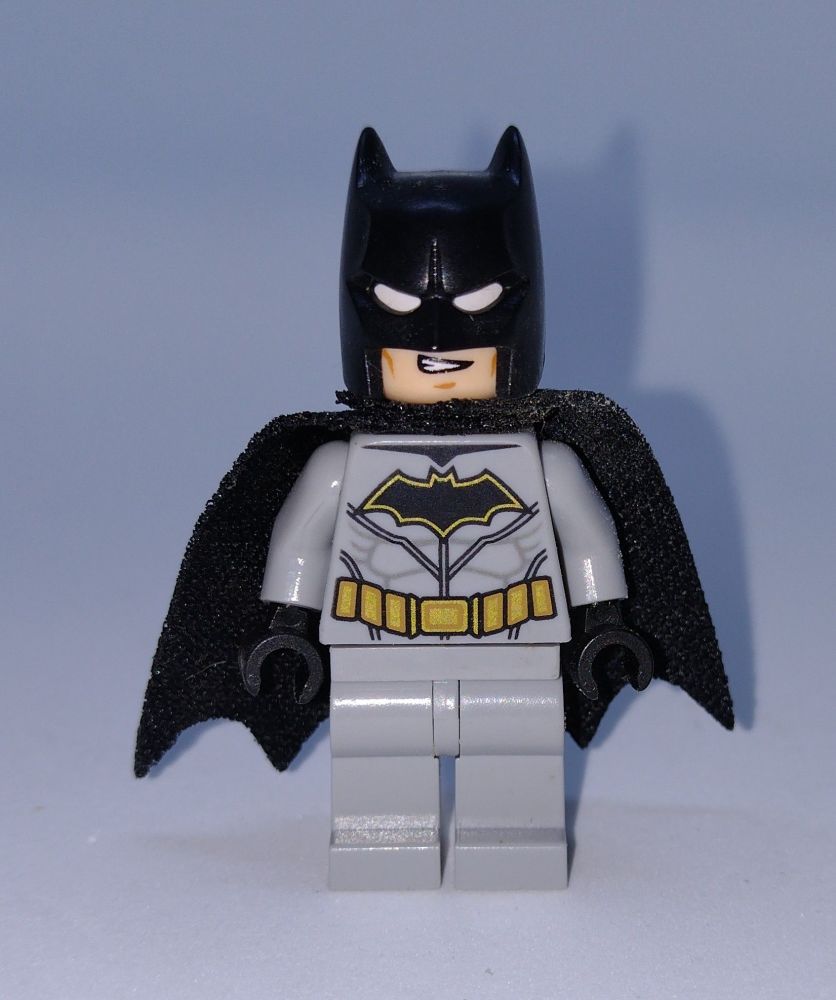 Lego Minifigure - Batman - SH552 - Light Bluish Grey Suit With Gold Belt - 