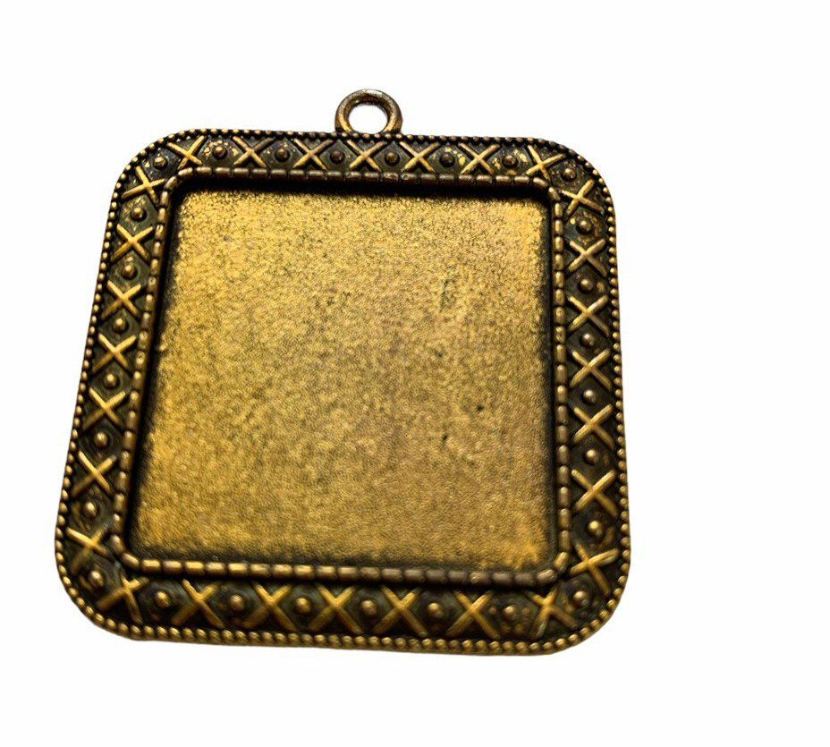 Gold coloured square patterned bezel - B14