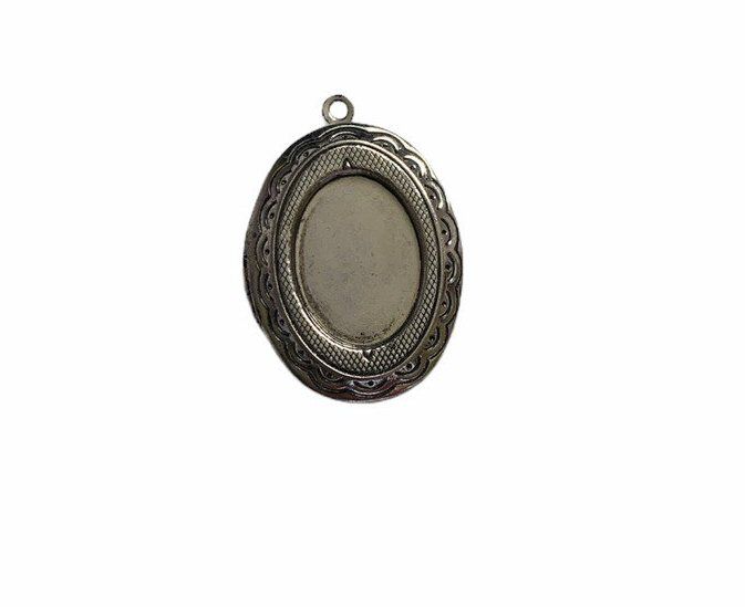 Silver style classic oval locket - A10