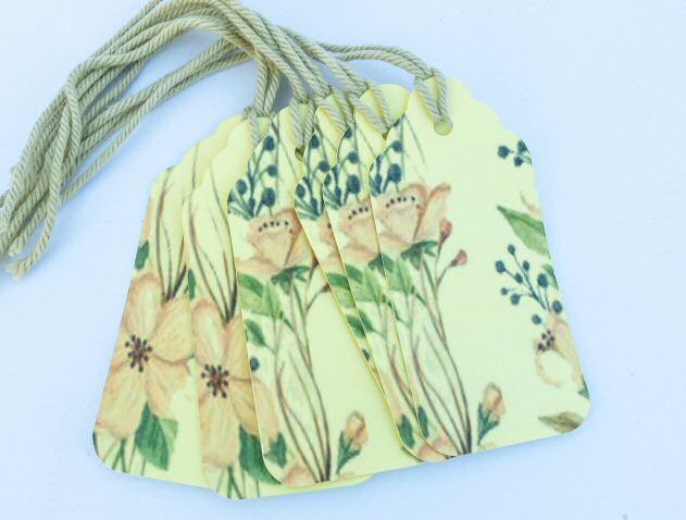 Flower design gift tags yellow