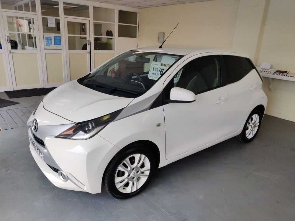 2015  White Toyota Aygo X-Pure 5 Door Hatchback 61000 Miles 2 owners