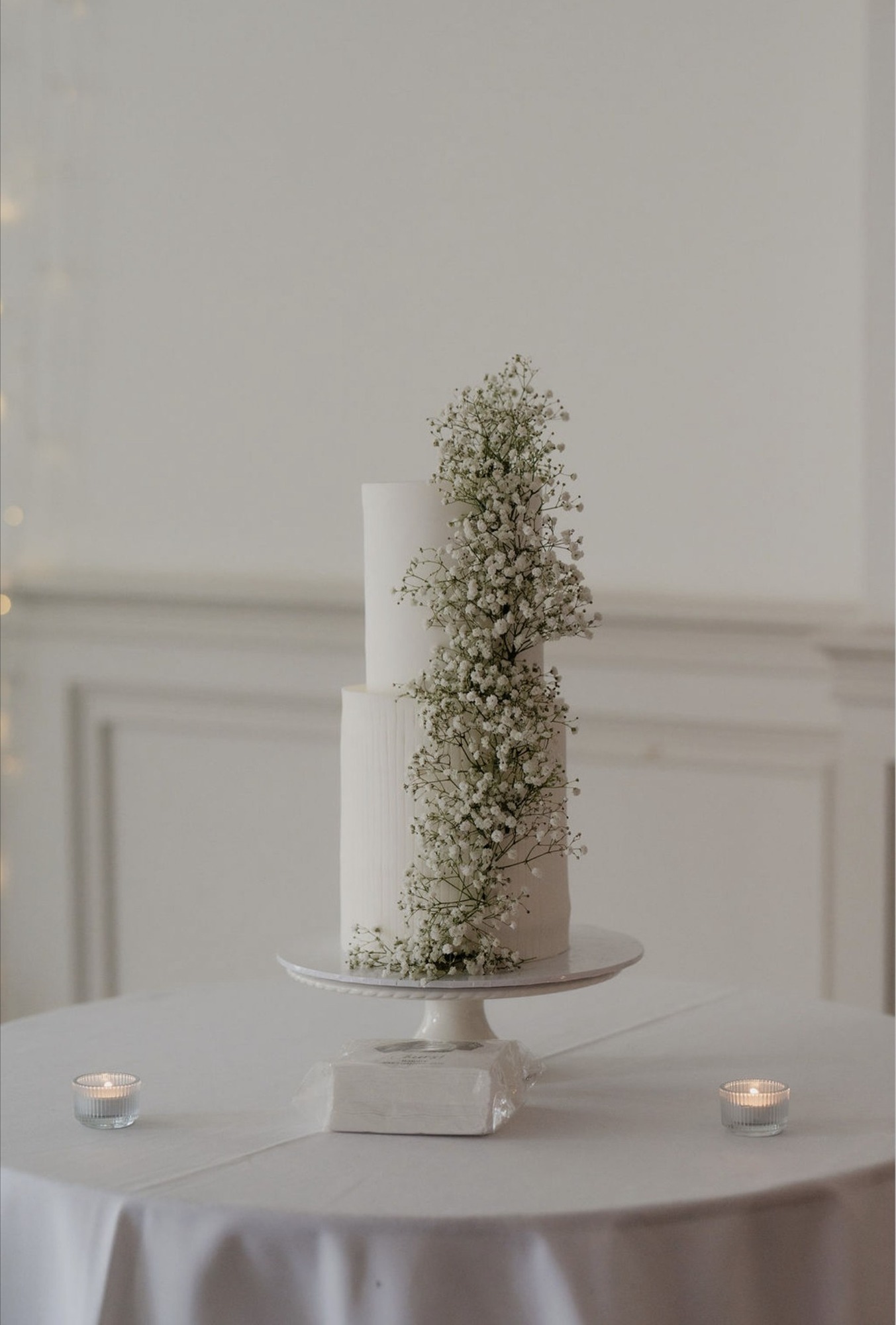 Babys breath wedding cake 