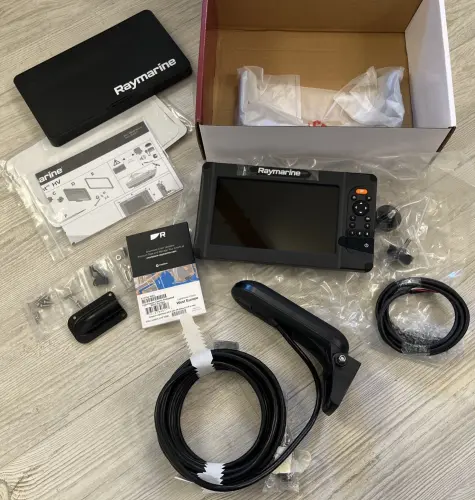 Raymarine Element 9HV kit, with Transom transducer and chart