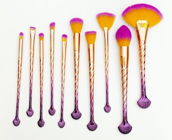 Ombré seashell makeup brush set