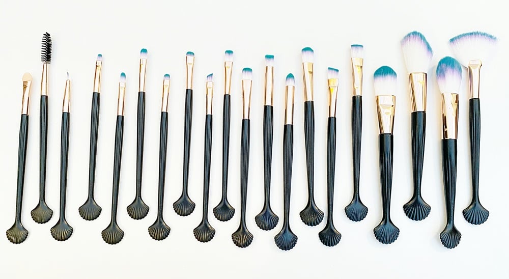 Seashell makeup brush set