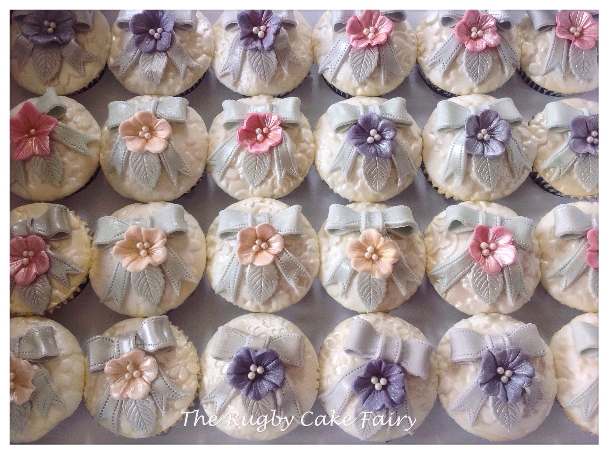 Silver bow cupcakes 