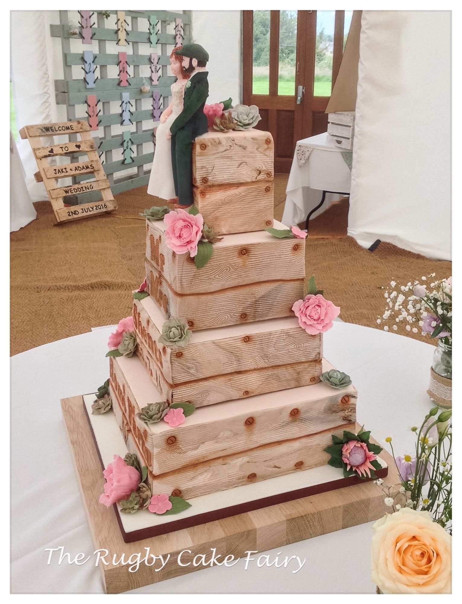 lemon crate wedding cake side image