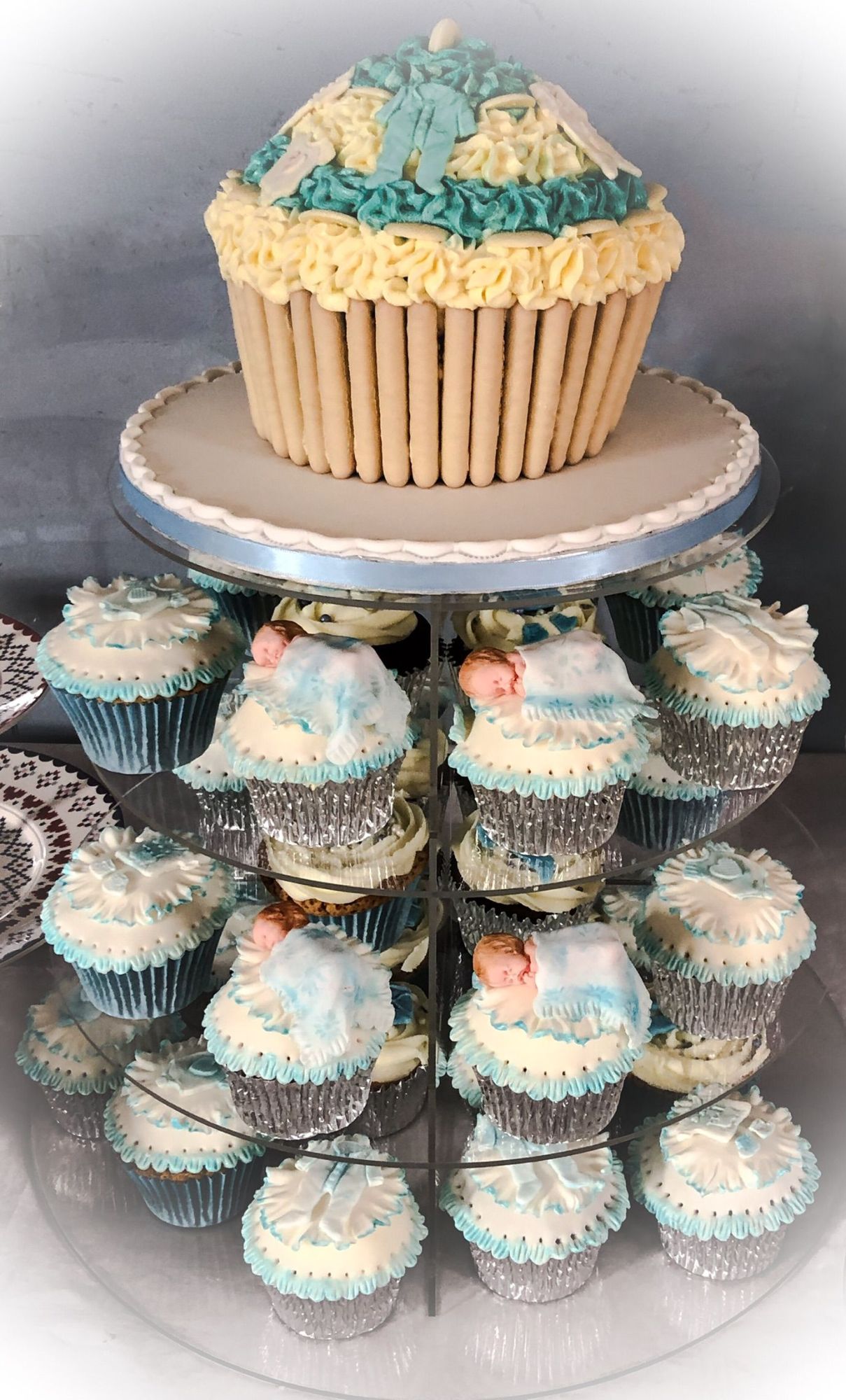 giant cupcake and babyshower cupcakes 1