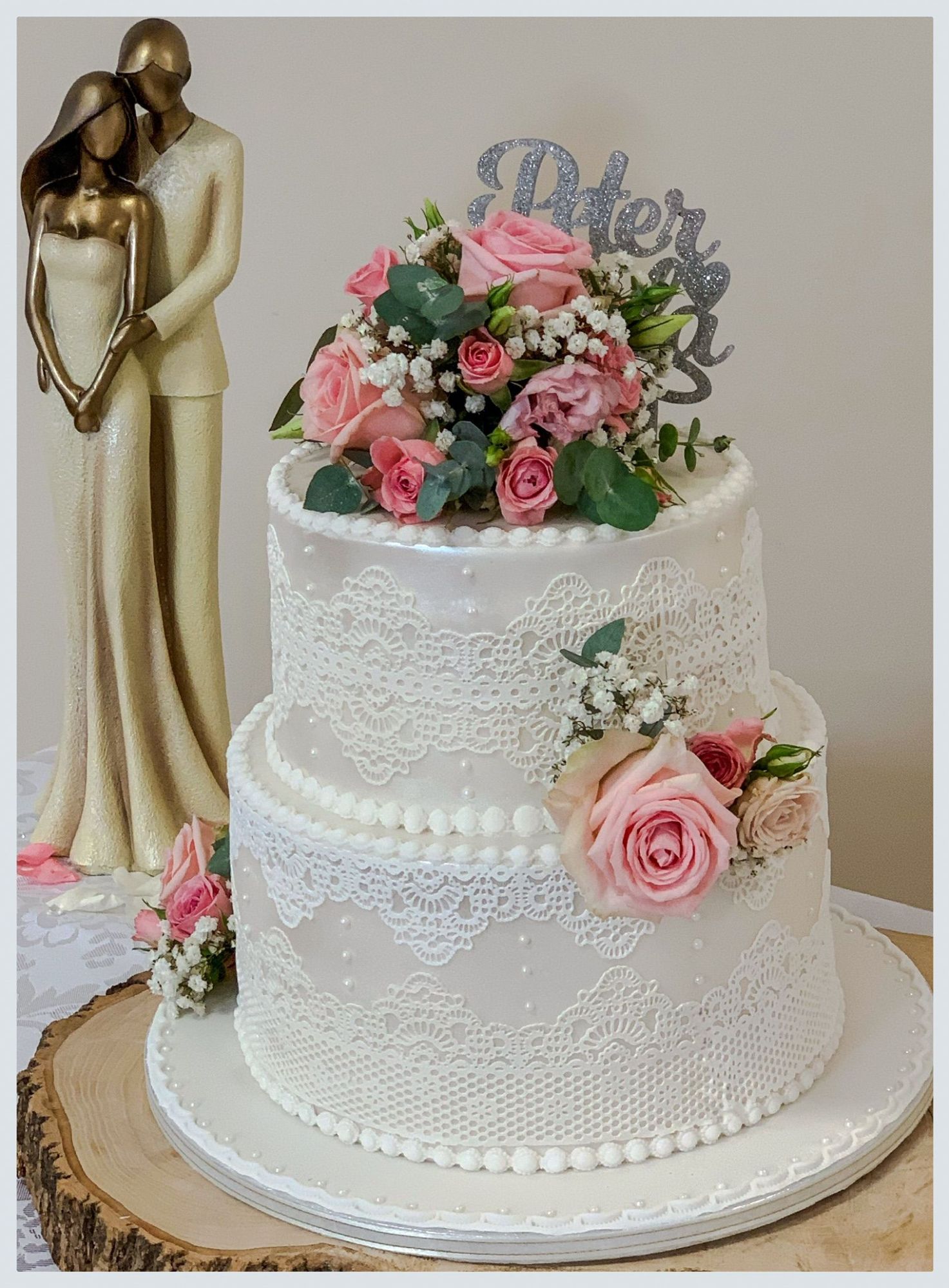 pink rose and lace wedding cake 1
