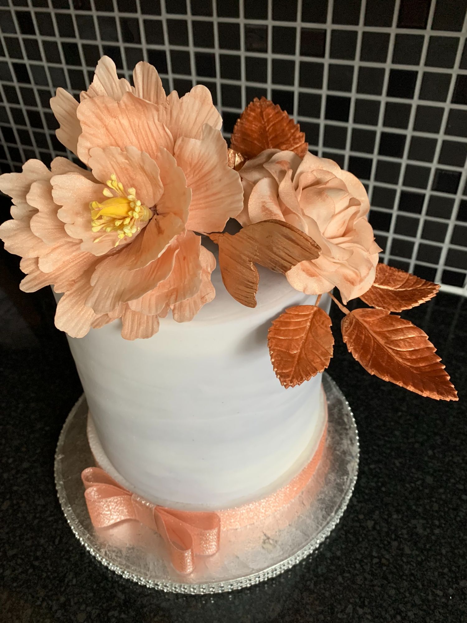 peonie and rose gold top cake