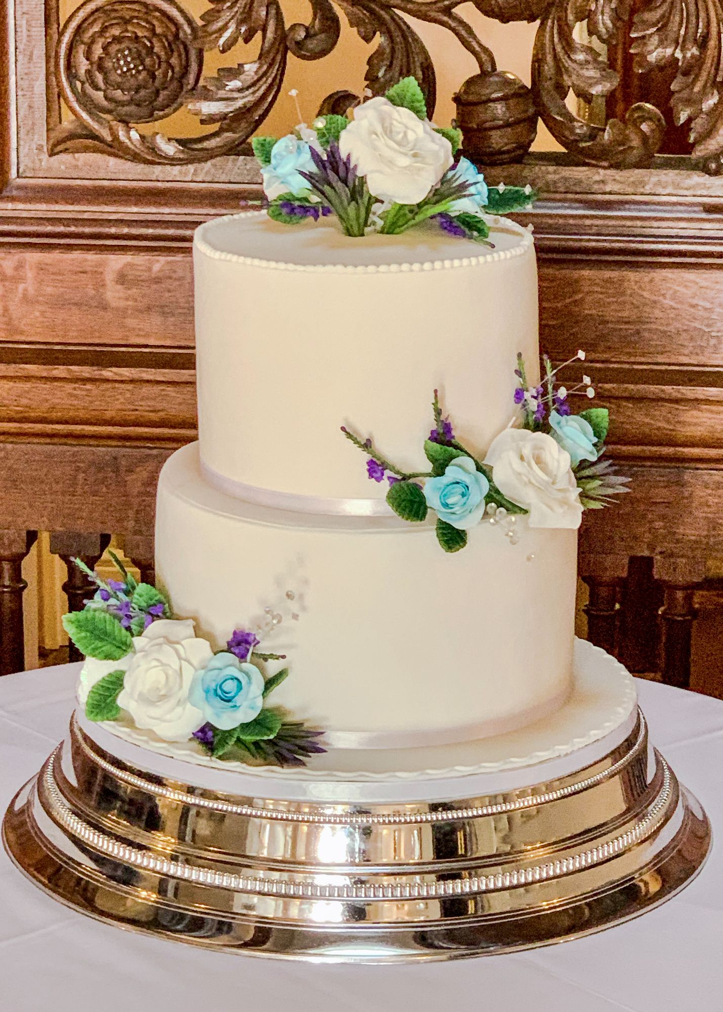 blue and white rose wedding cake complete