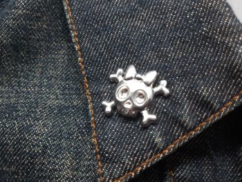Lapel Pin - Pewter Pin Badge - Cute Skull & Crossbones with Bow