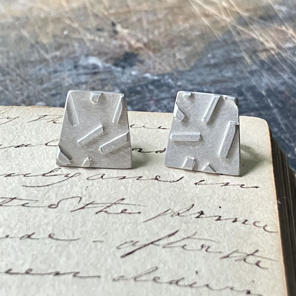 Tapered Markings Studs