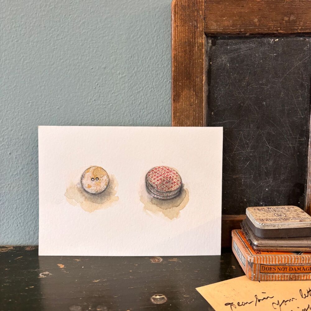 Linen button + tiny enamelled tin