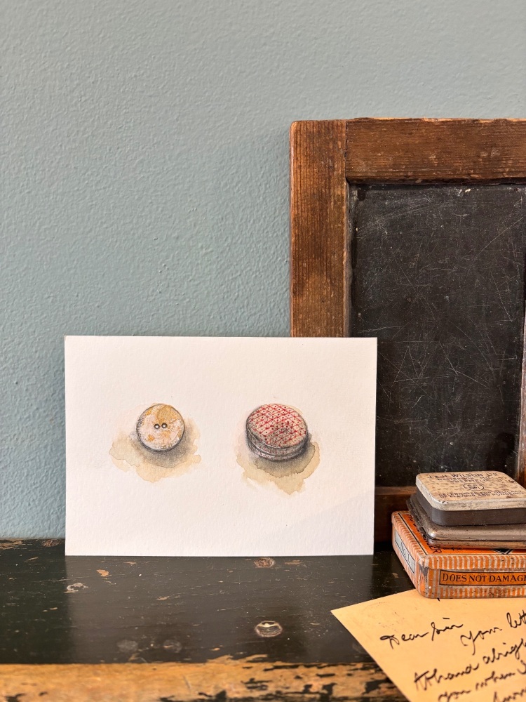 Linen button + tiny enamelled tin