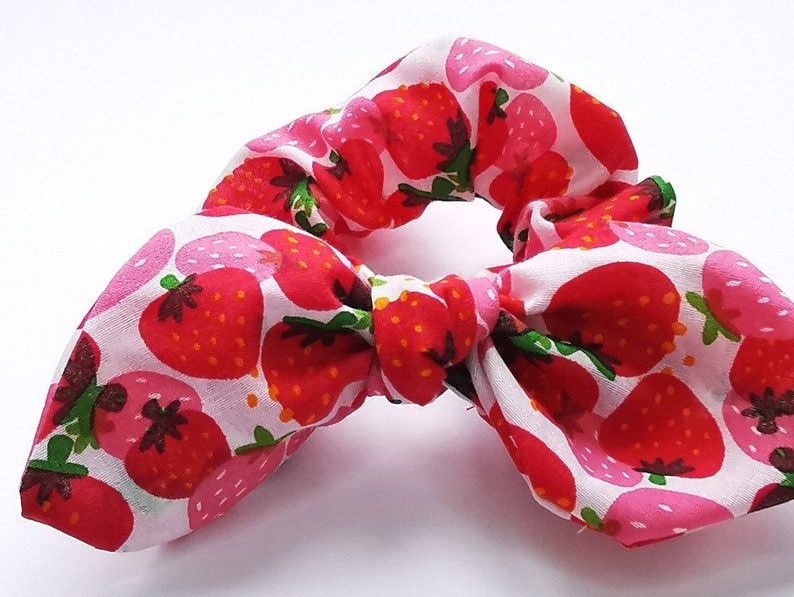 Bow Scrunchie Strawberry Design