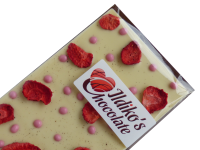 <!--024-->White Chocolate Slab with Strawberries, Strawberry Chocolate- Biscuit pearls, Bourbon Vanilla
