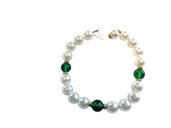 Vintage Cabouchon bracelet with high quality fake pearls and  green stones. Size medium.