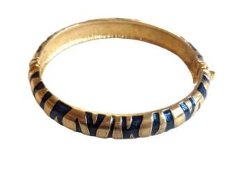 This is a beautiful vintage bangle from the Cabouchon Tiger collection. Size medium.