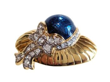Vintage Cabouchon brooch with gold plating, a blue diamanté and Austrian crystals depicting a hat.
