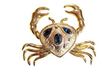 Vintage Cabouchon  brooch depicting a crab with moving pincers with gold plating and blue diamantés.