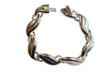 Vintage rhodium plated vintage bracelet from Cabouchon. Size large.