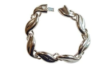 Vintage rhodium plated vintage bracelet from Cabouchon. Size medium.