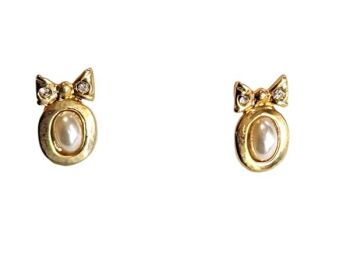 Vintage Cabouchon gold plated earrings with  high quality faux pearl and Austrian crystals, for pierced ears.