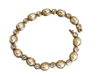 Vintage Cabouchon gold plated bracelet with high quality faux pearls and Austrian crystals. Size extra large