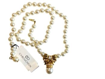 Vintage Cabouchon necklace with gold plating, high quality faux pearl and Austrian crystals. Size large.
