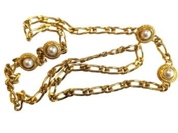 Vintage Cabouchon necklace with gold plating and high quality faux pearls.