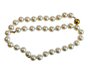 Vintage Cabouchon necklace with gold plating and high quality faux pearls. The last "pearl" which is the lock is gold plated.