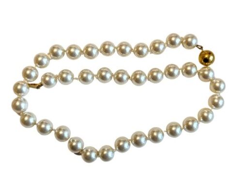 Vintage Cabouchon necklace with gold plating and high quality faux pearls. 