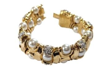 Vintage Cabouchon gold plated bracelet with Austrian crystals and high quality faux pearl. Size small.