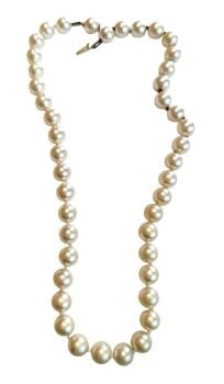 Vintage Cabouchon high quality faux pearl necklace with a gold plated clasp. Size small.