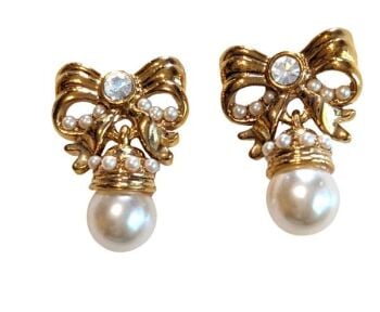 Vintage Cabouchon earrings with gold plating, stunning Austrian crystals and high quality faux pearl. For pierced ears.