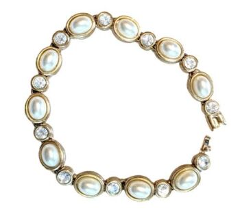 Vintage Cabouchon gold plated bracelet with high quality faux pearls and Austrian crystals. Size small