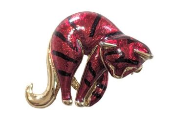 Vintage Cabouchon cat brooch with gold plating, red and black enamel.