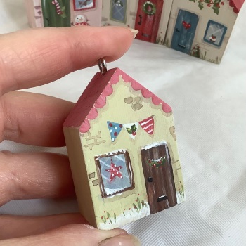 Mini house -tiny - Christmas, pink roof