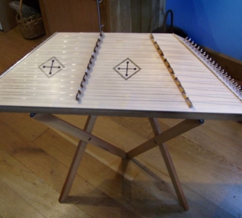 Dulcimer stand for playing sitting