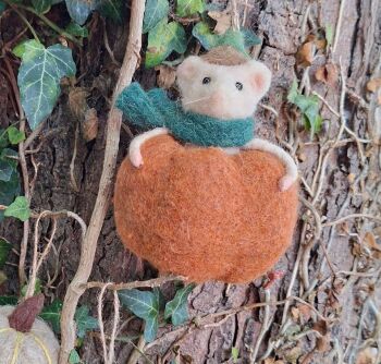 Hanging Felt Mouse in Pumpkin