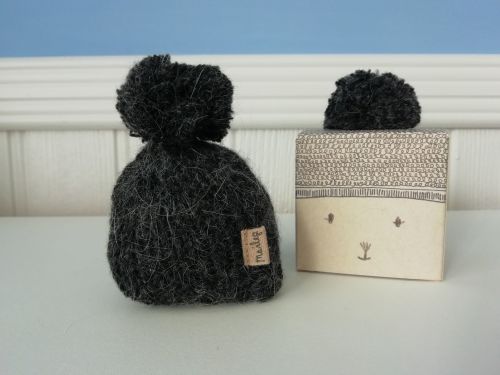 Maileg, Knitted hat with Pom Pom Hat, Anthracite
